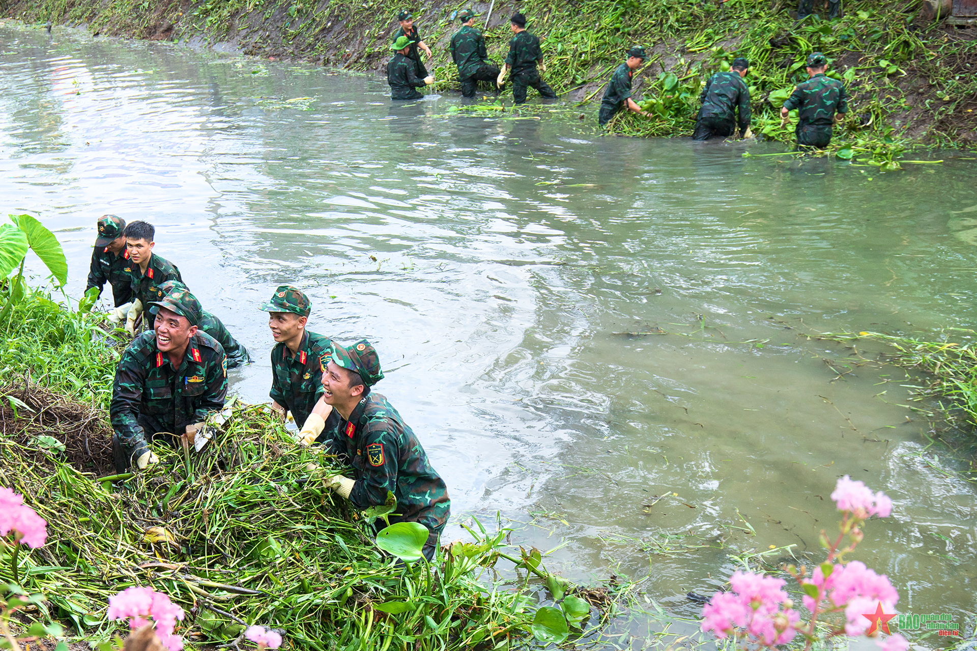 Cán bộ, chiến sĩ Trường sĩ quan Công binh giúp dân dọn vệ sinh